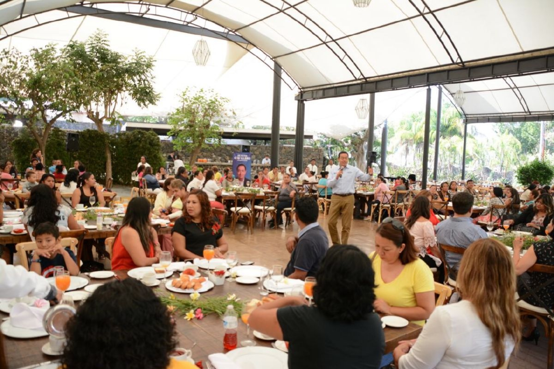 Víctor Caballero afirma que apoyará a las  mujeres emprendedoras