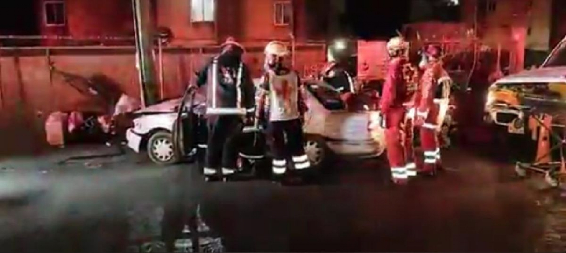 Rescatan a chofer que quedó prensado en un taxi