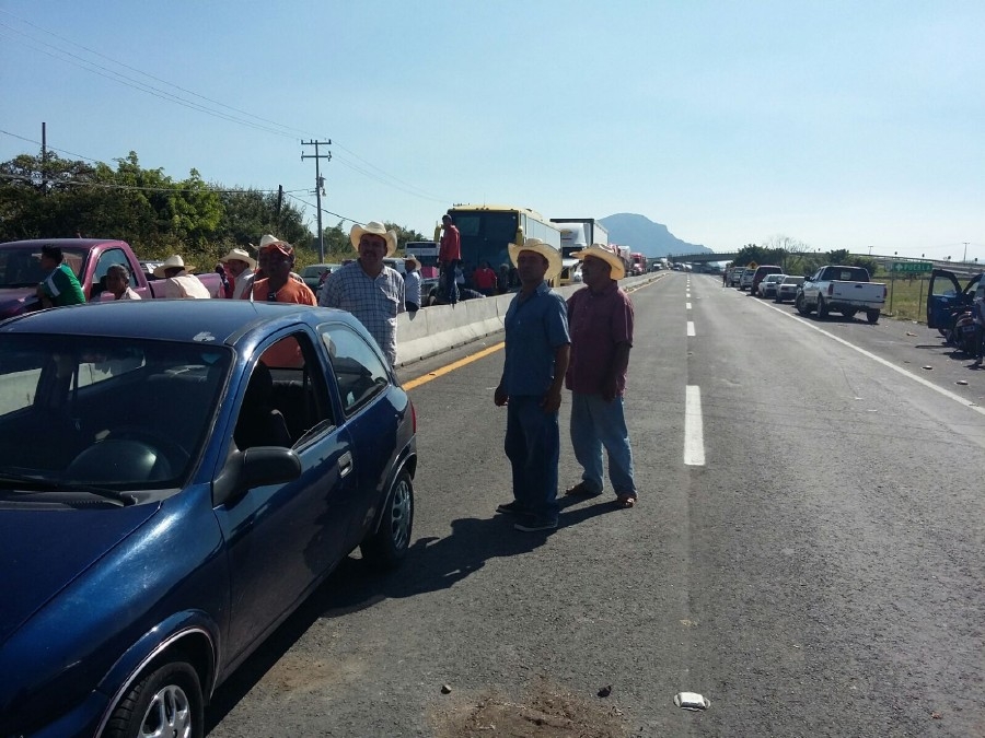 Tras 31 horas de bloqueo, campesinos logran negociación con autoridades estatales