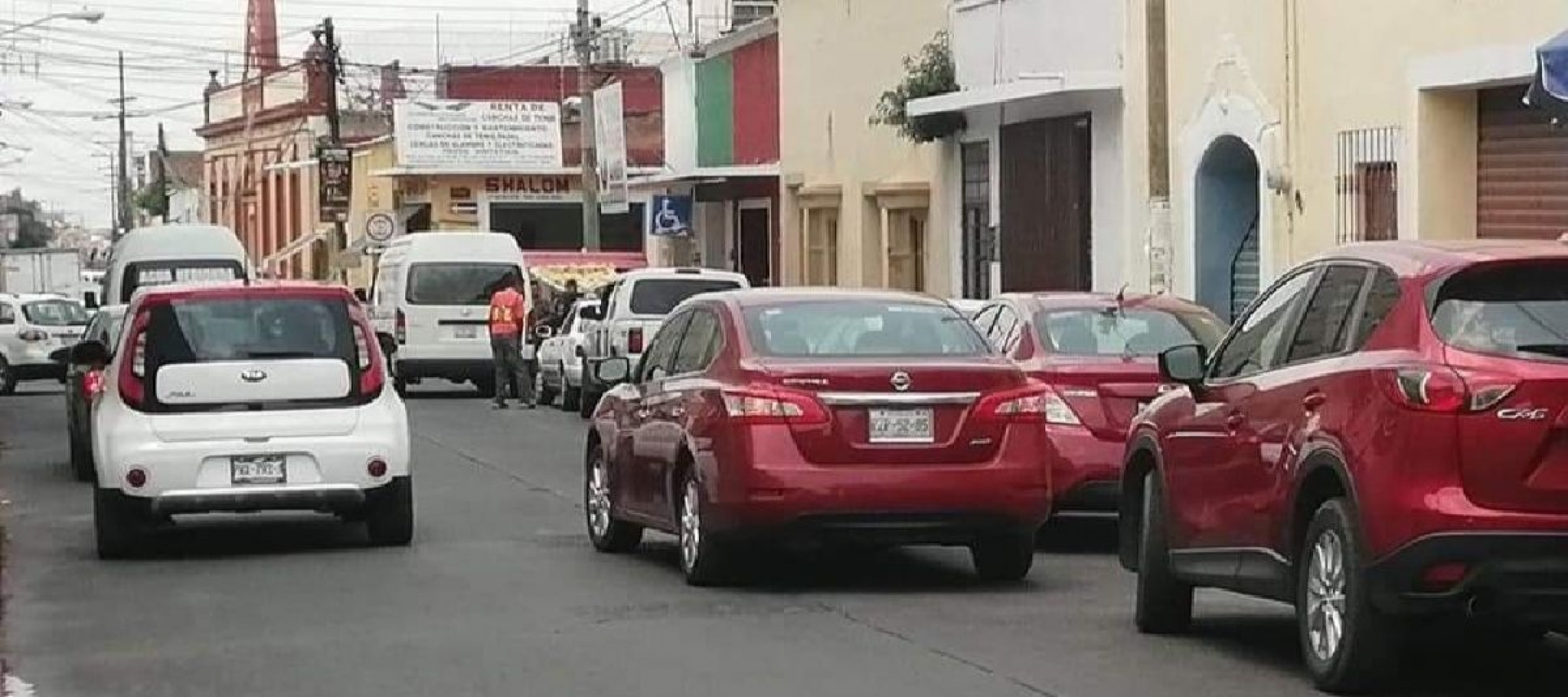 Sancionarán a automovilistas que se estacionen en doble fila, en Cuautla