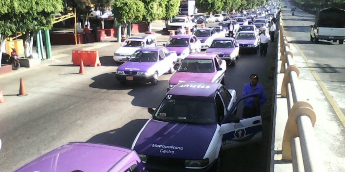 Se manifiestan taxistas; piden subsidios e incremento de tarifa