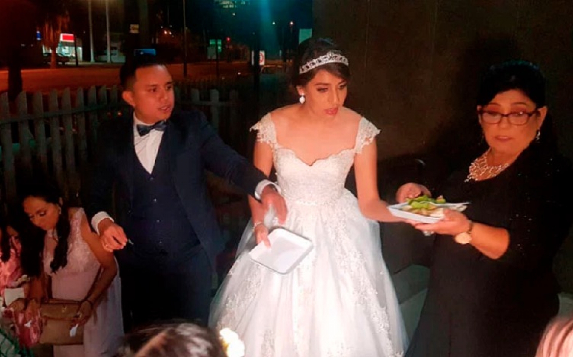 Novios sorprenden y comparten banquete en hospital de Ciudad Victoria