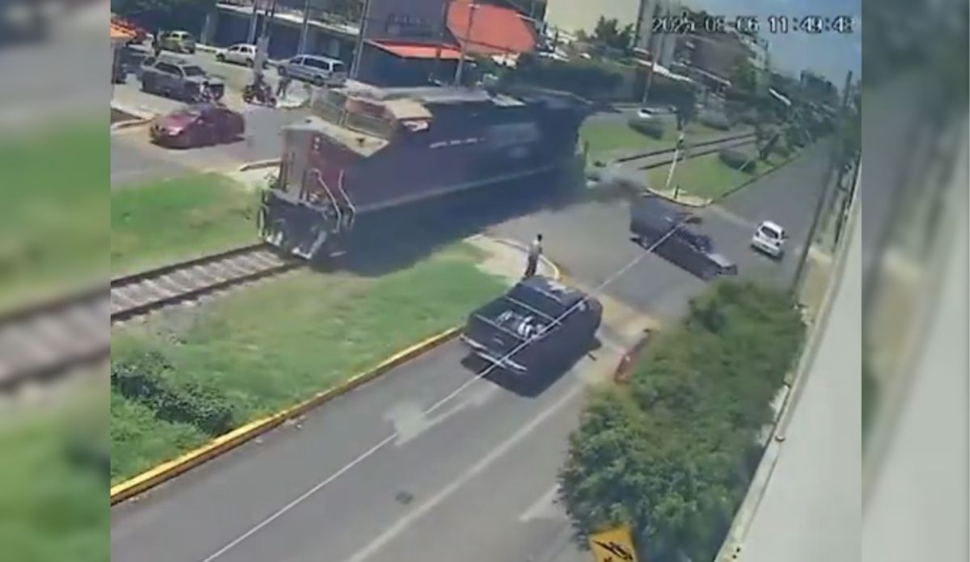 Video del choque entre tren y vehículos en Irapuato se vuelve viral