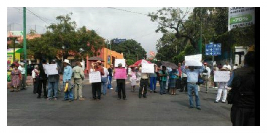 Se manifiestan ciudadanos frente al SAPAC; bloquean la avenida Morelos