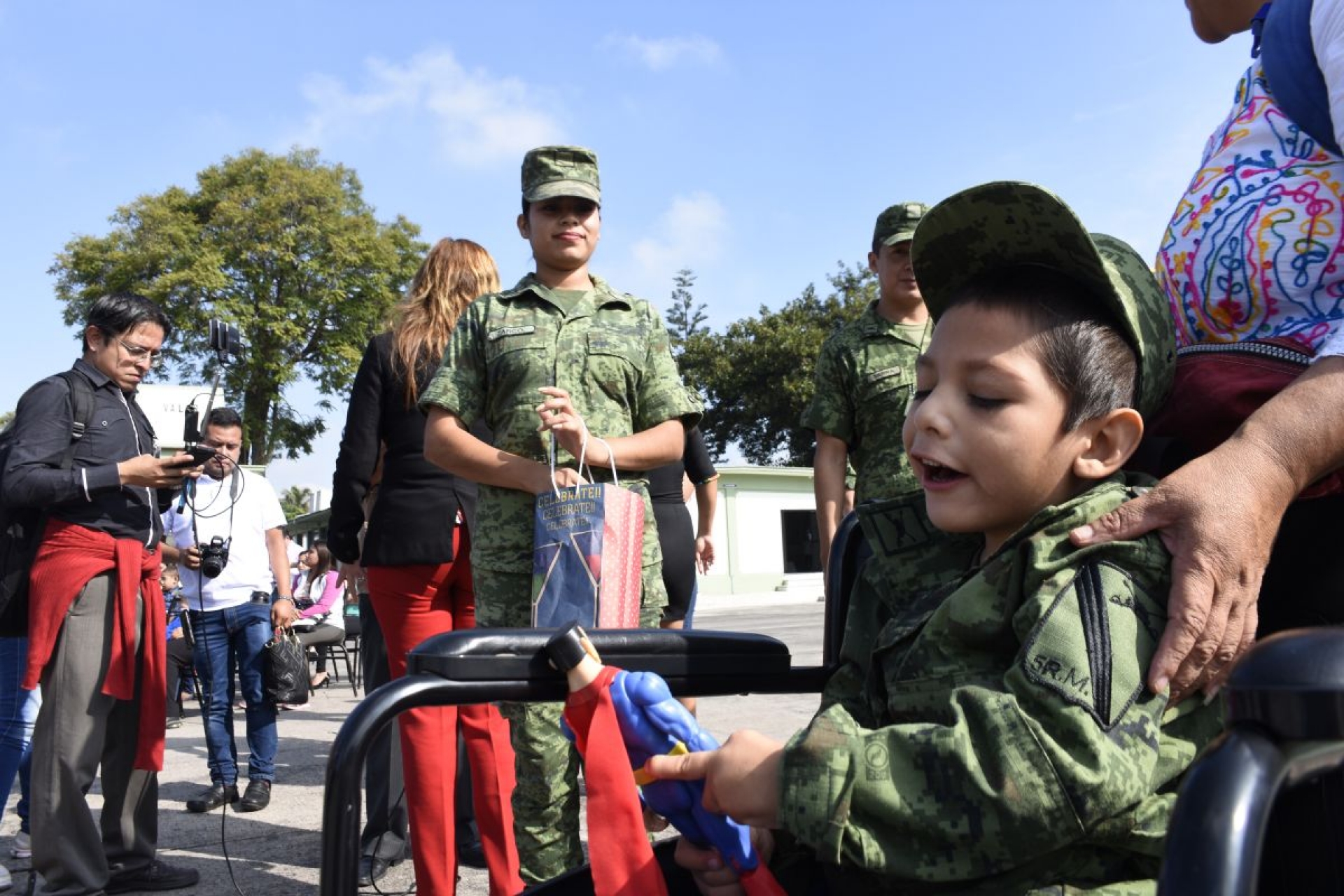 Nombran “Soldado por un día” al niño Jesús Daniel Linares Morán