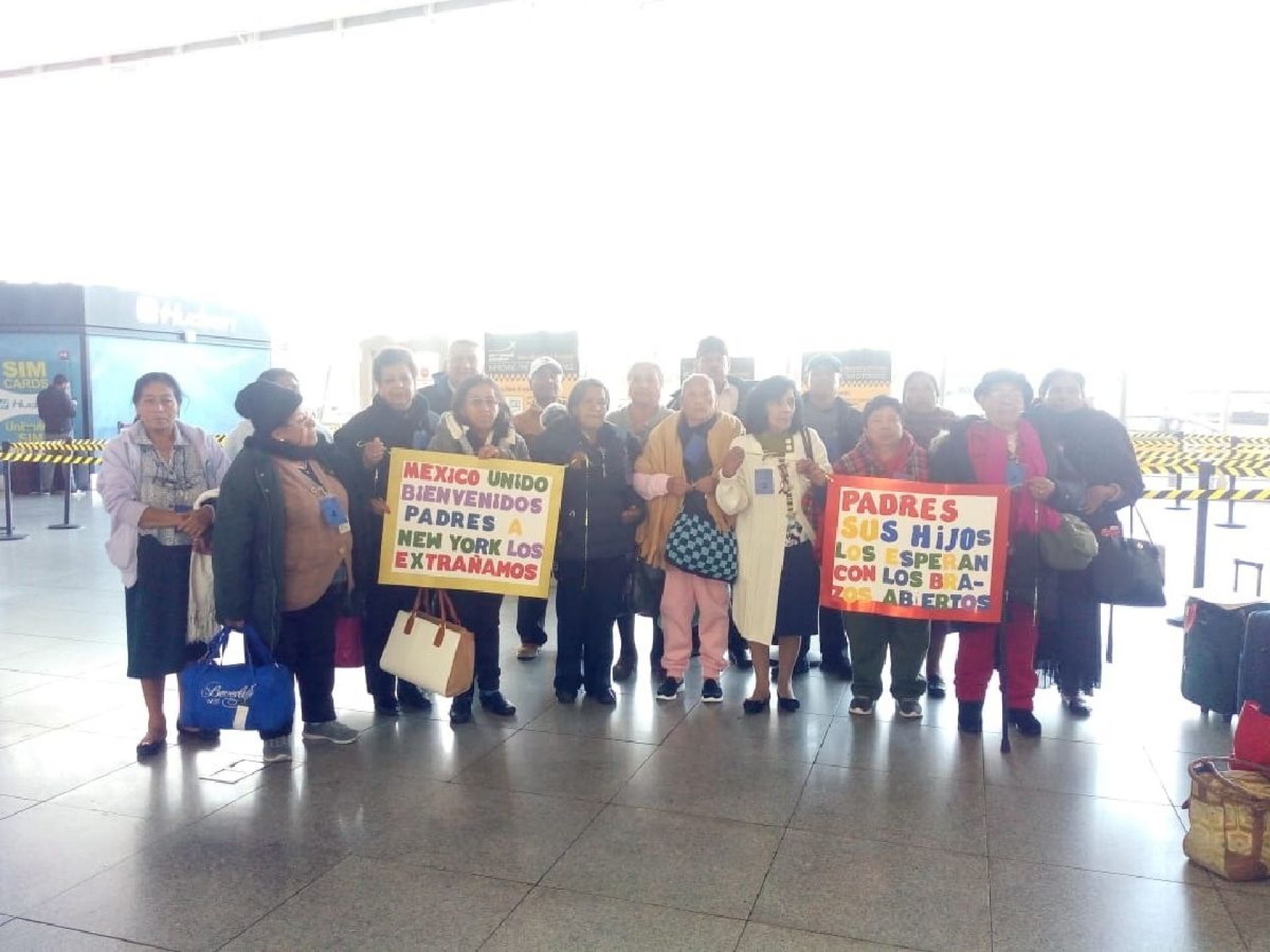 Viaja primer grupo de adultos mayores a Nueva York para reunirse con familiares