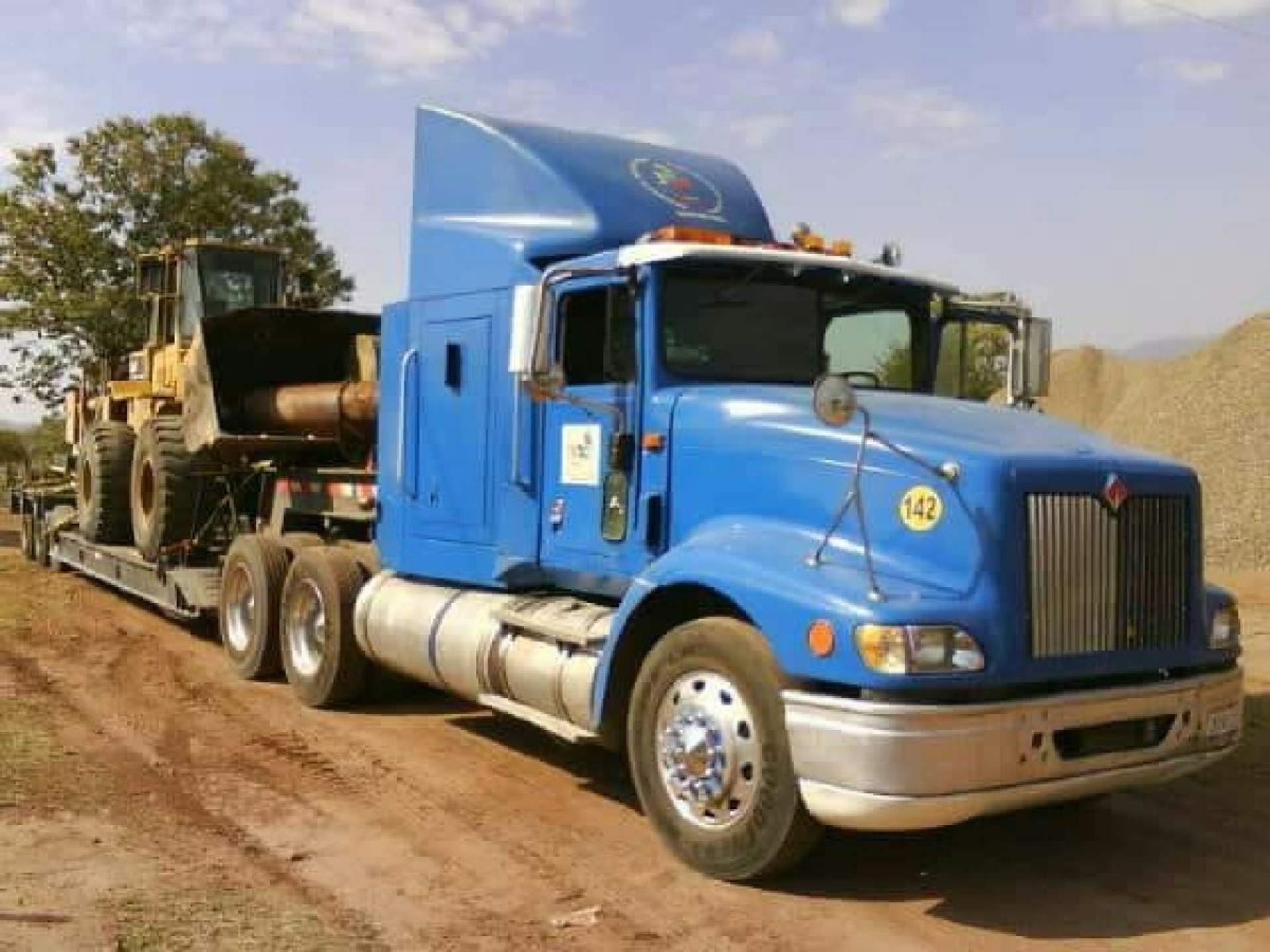 Roban un tráiler una retroexcavadora en Alpuyeca