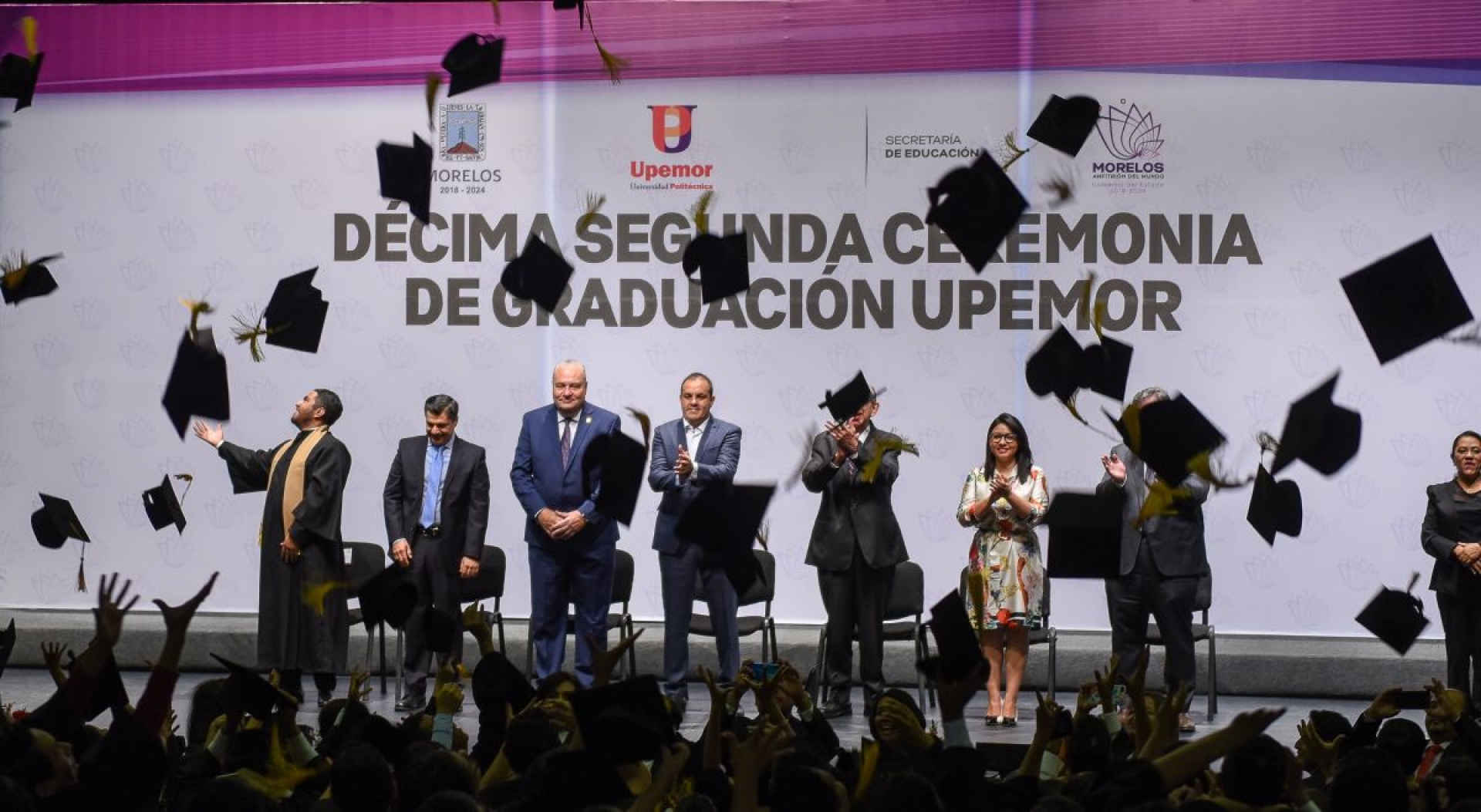 Llama Cuauhtémoc Blanco a nuevos profesionistas a lograr sus metas