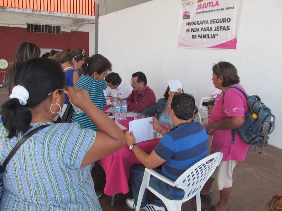 Llaman a jefas de familia a inscribirse en el programa de seguro de vida