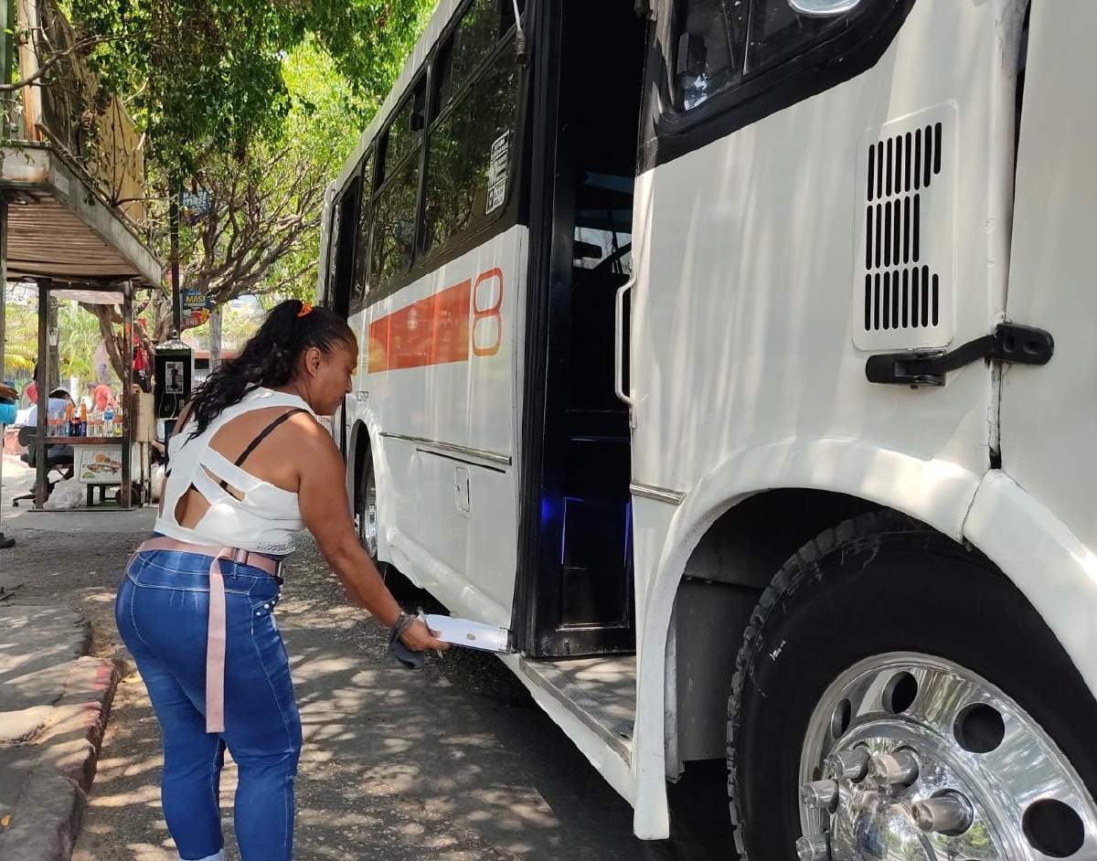 Tiene tres décadas como checadora de rutas
