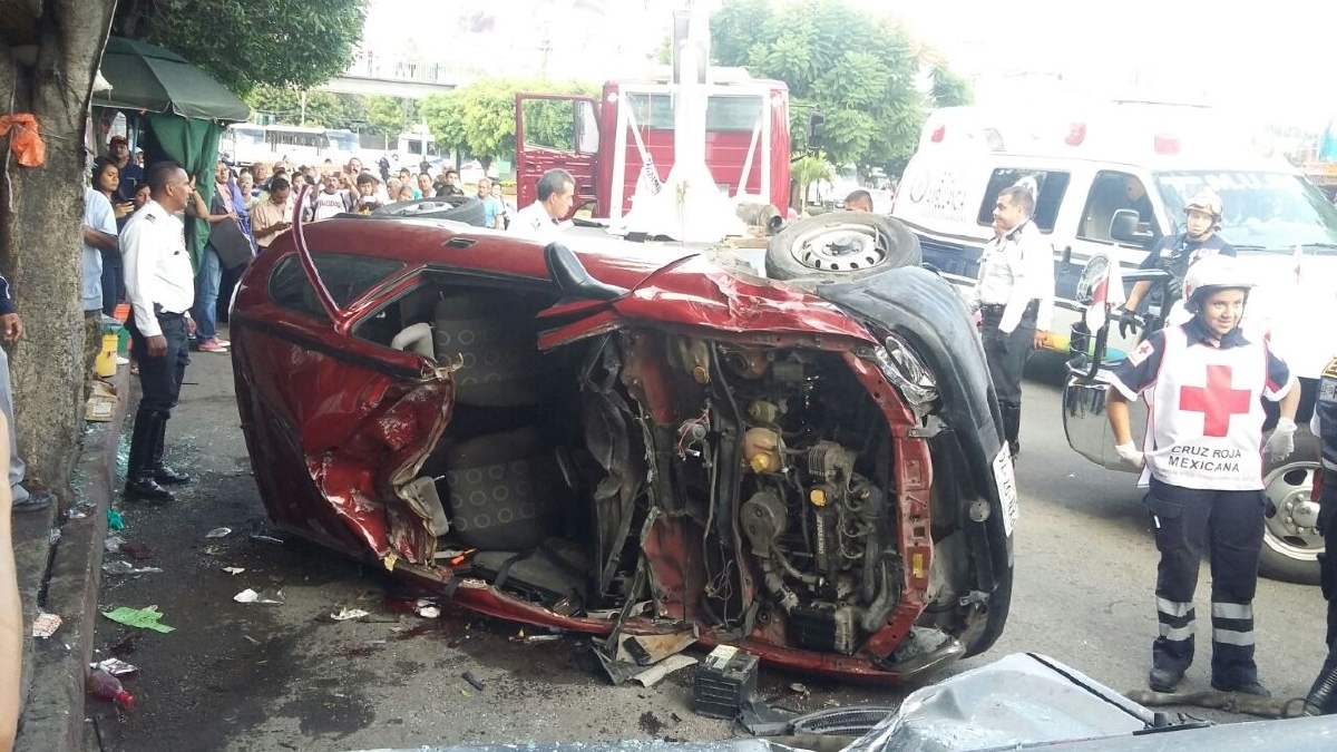 Vuelca auto en la avenida Plan de Ayala; el conductor estaba ebrio