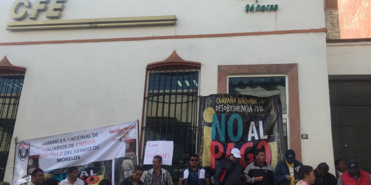 Se manifiesta la ANUEE en oficinas de la CFE