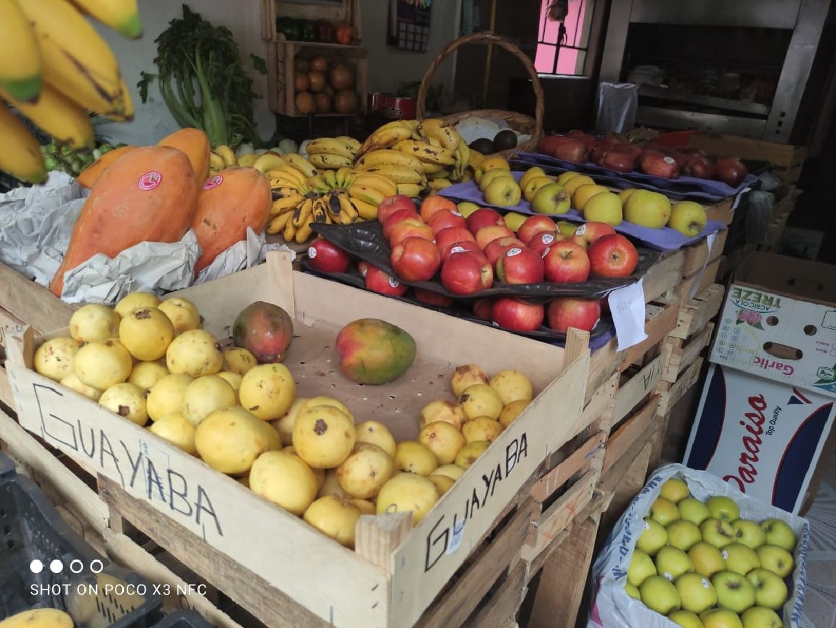 Dejó su rosticería; ahora vende fruta