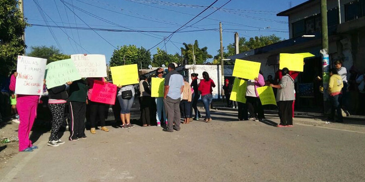 Protestan padres de familia de la escuela Niños Héroes, en Puente de Ixtla