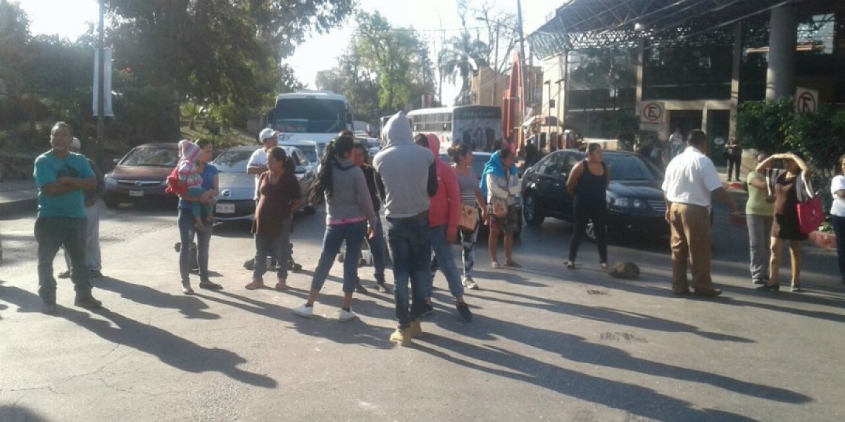 Bloquean vecinos de Patios de la Estación la avenida Plan de Ayala; exigen agua potable