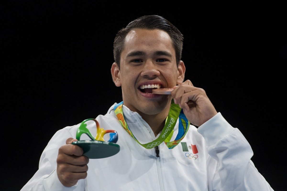 Recibe medalla