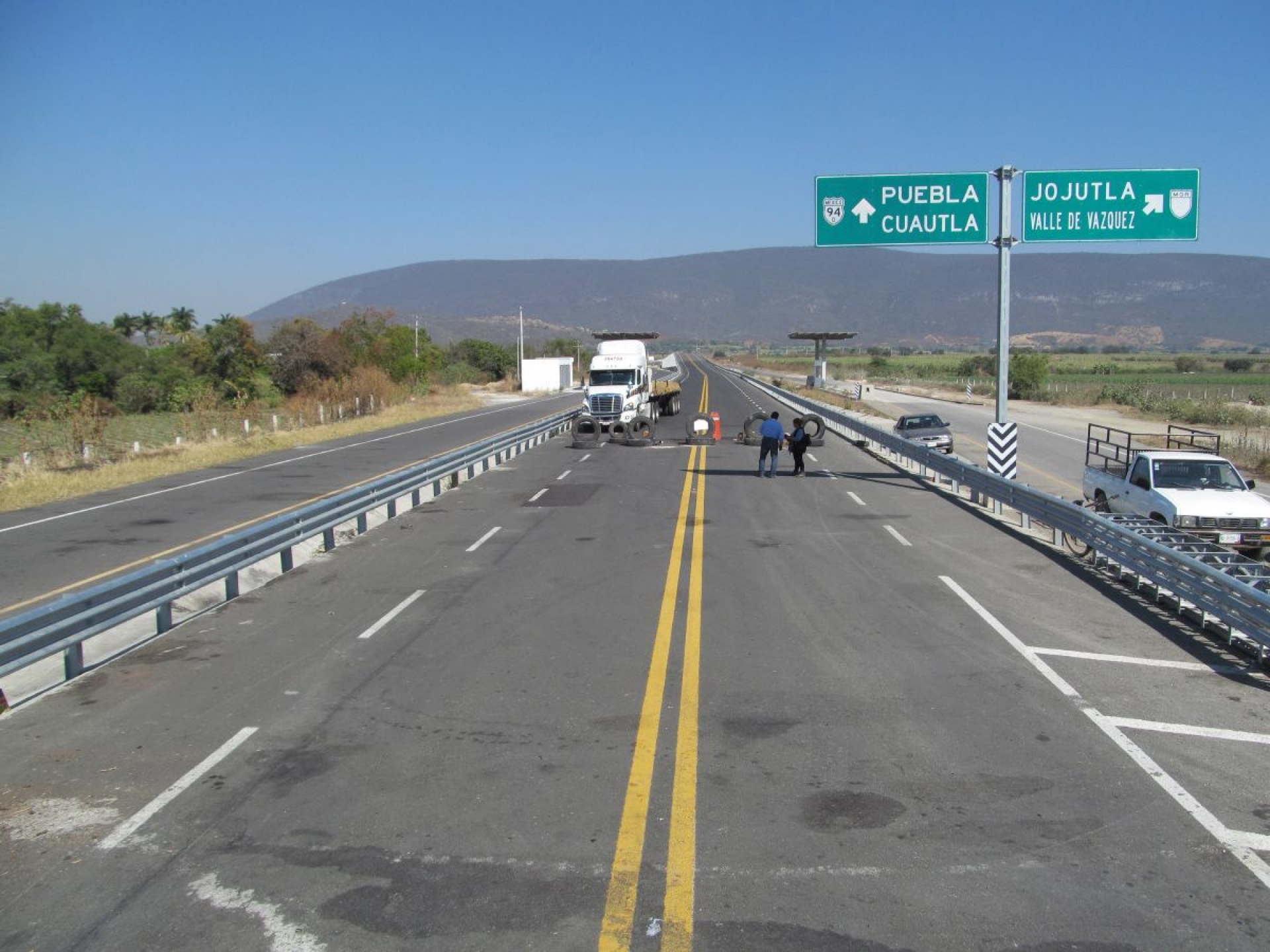 Cumplen diez días de plantón en la autopista Siglo XXI