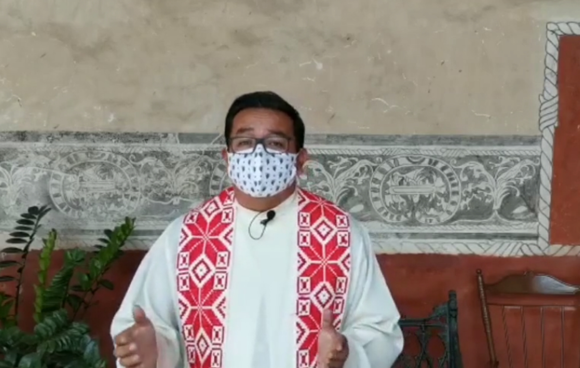 Capacita IMSS a sacerdotes en protocolos de ingreso a áreas de atención de pacientes covid