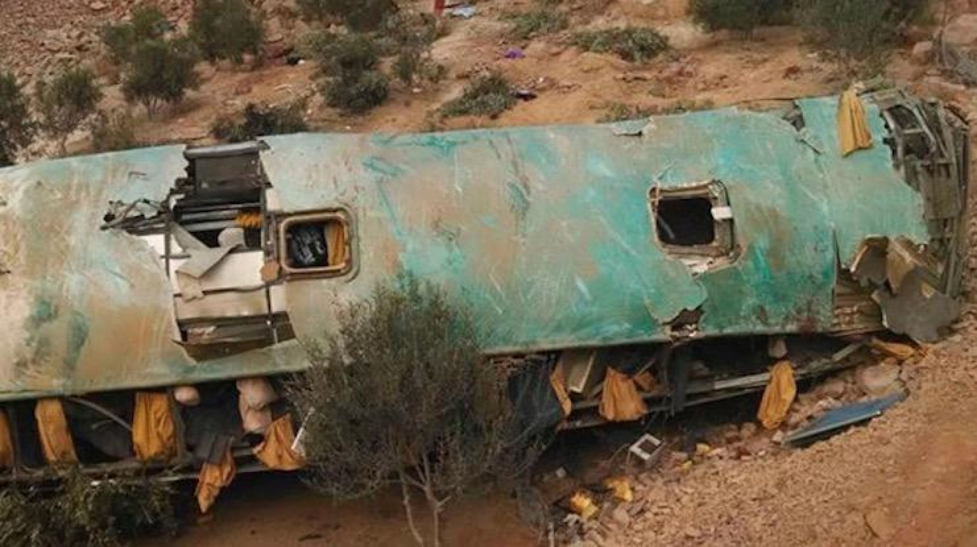 Autobús cae a abismo en Perú; 30 muertos