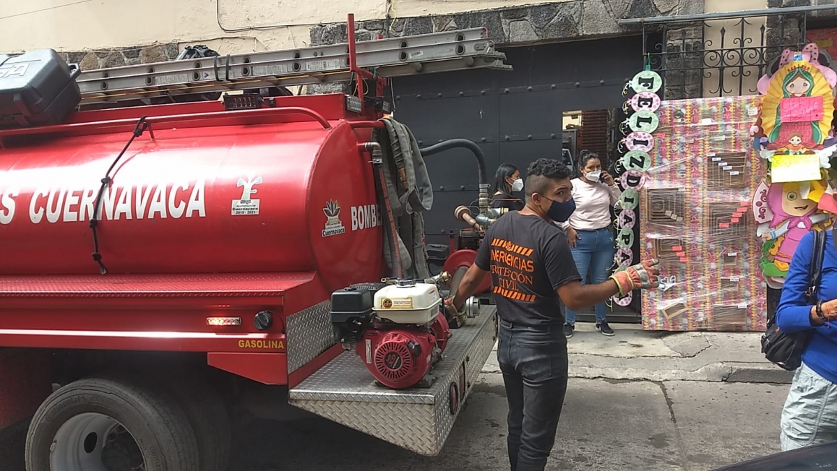 Sofocan incendio en bodega de pirotecnia y plásticos, en el centro de Cuernavaca