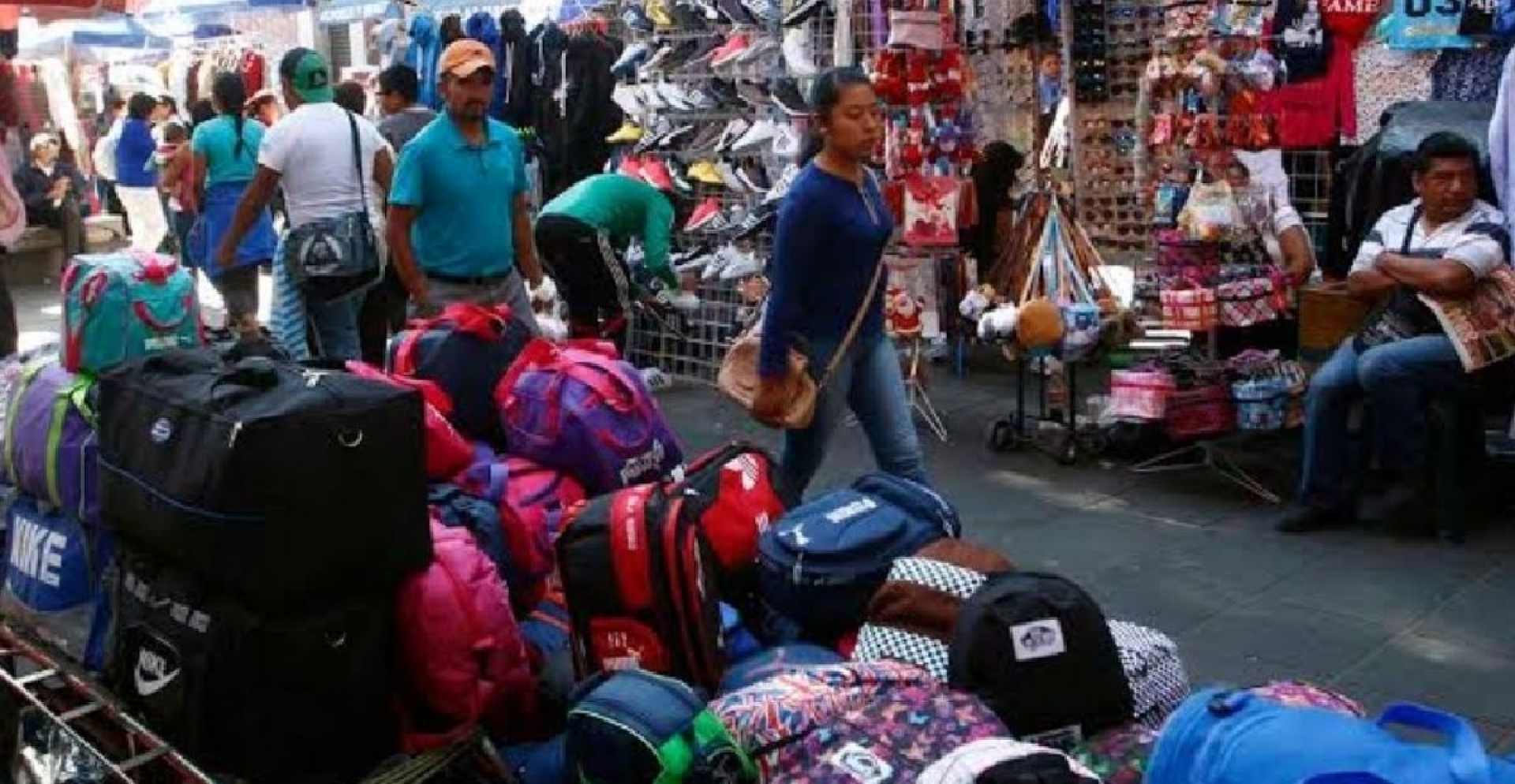 Reordenan a vendedores ambulantes en Ayala