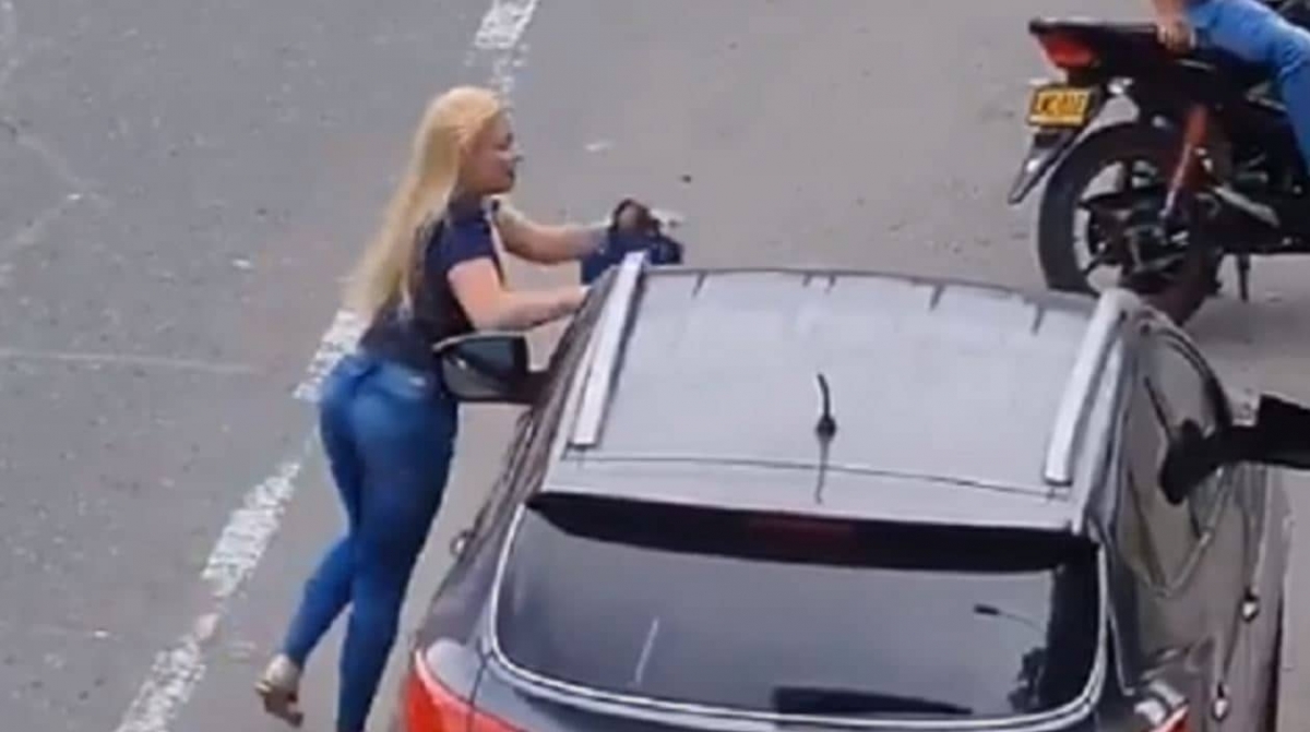 Amante huye del carro sin ser vista por la esposa