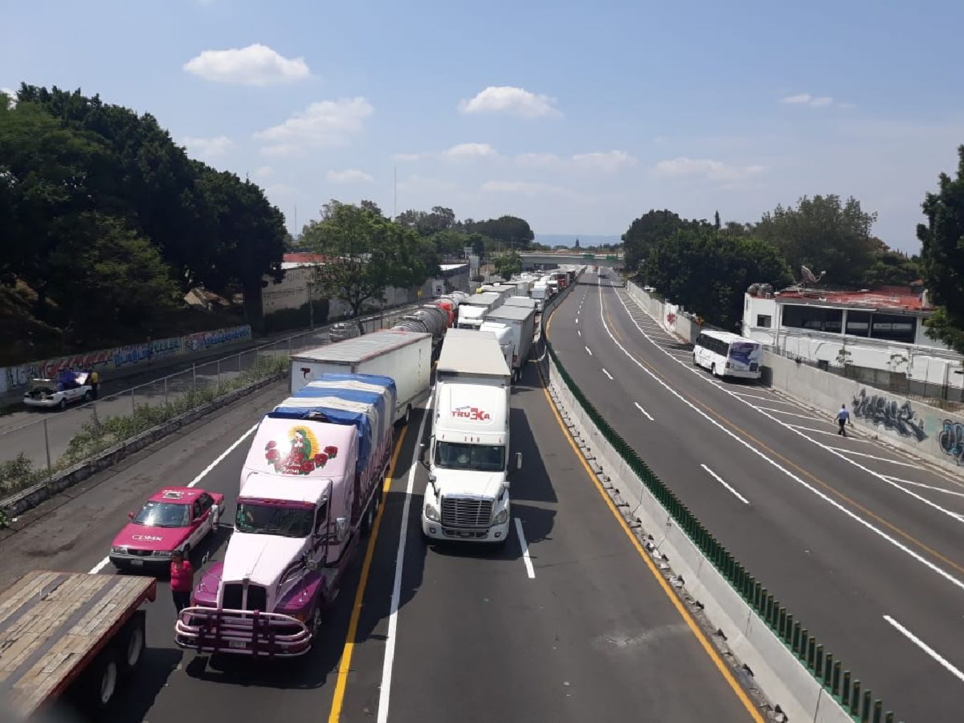 Antorchistas crean caos con bloqueo de autopista