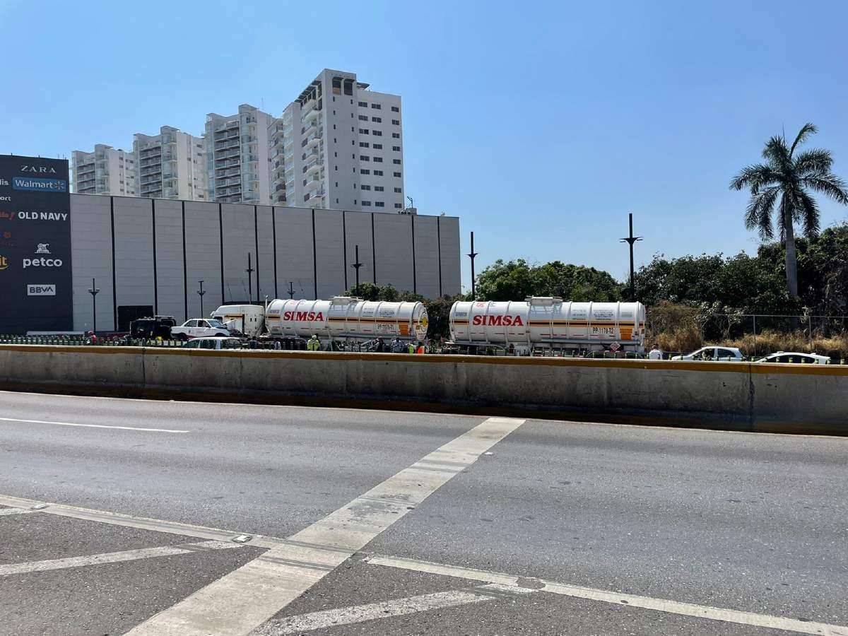 Se impactan un tráiler y un taxi en el Paso Exprés