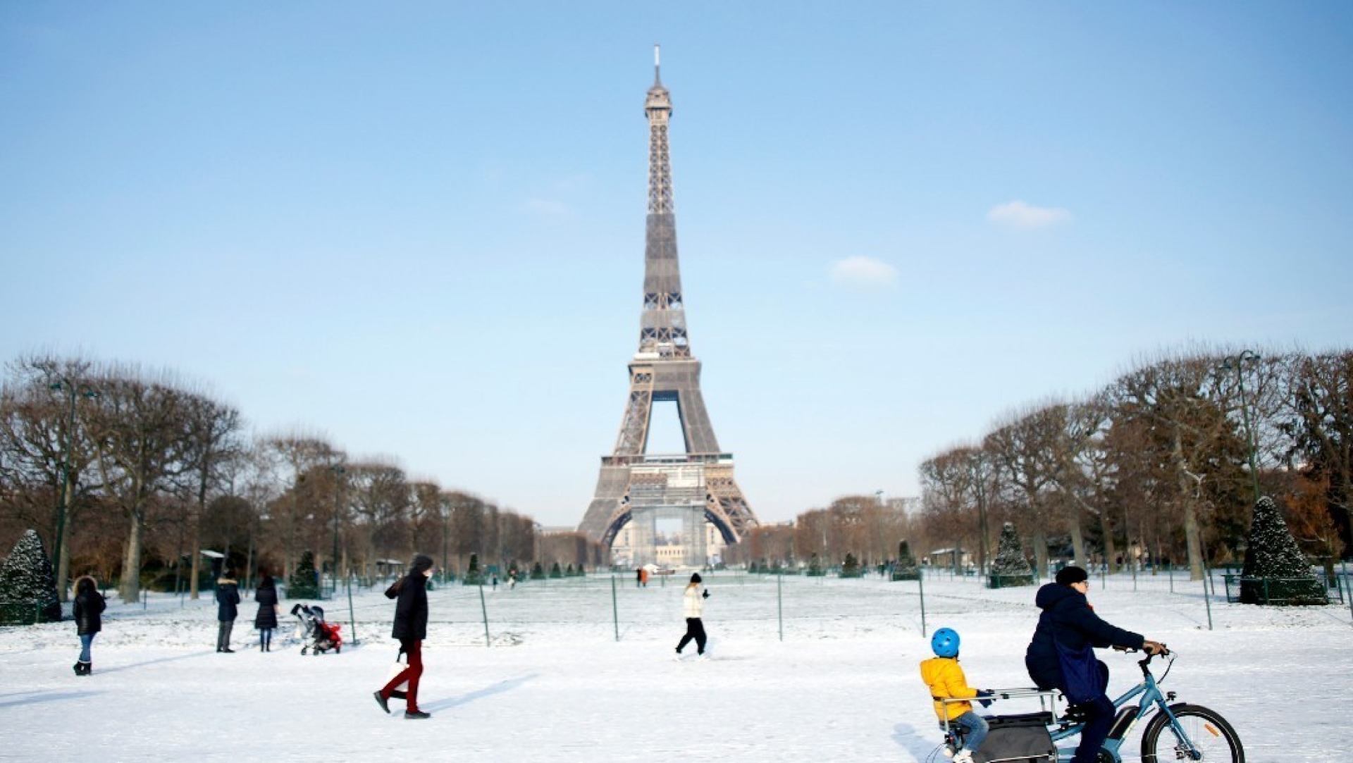 La nieve tiñe de blanco París y congela la Torre Eiffel