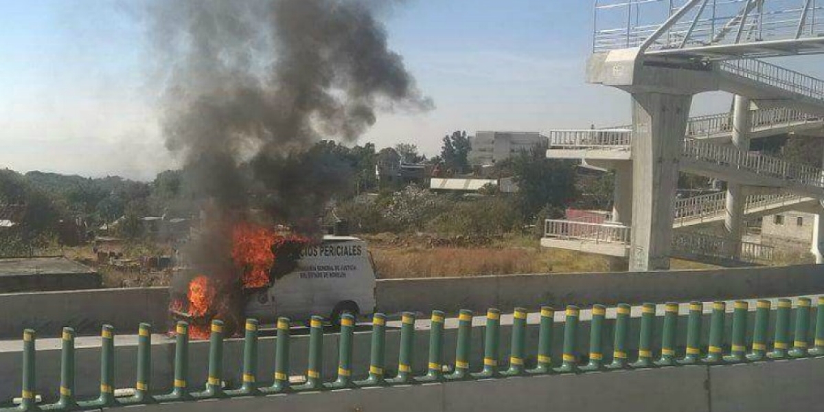 Se incendia vehículo de la FGE en el libramiento Cuernavaca