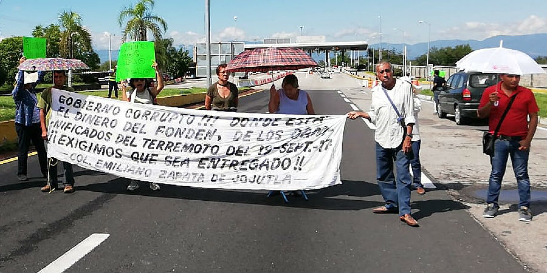 Protestan damnificados de Jojutla y Puente de Ixtla en caseta de autopista México-Acapulco