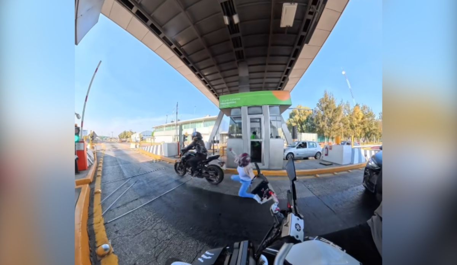 Motociclista evade caseta y su acompañante sale expulsada en Edomex