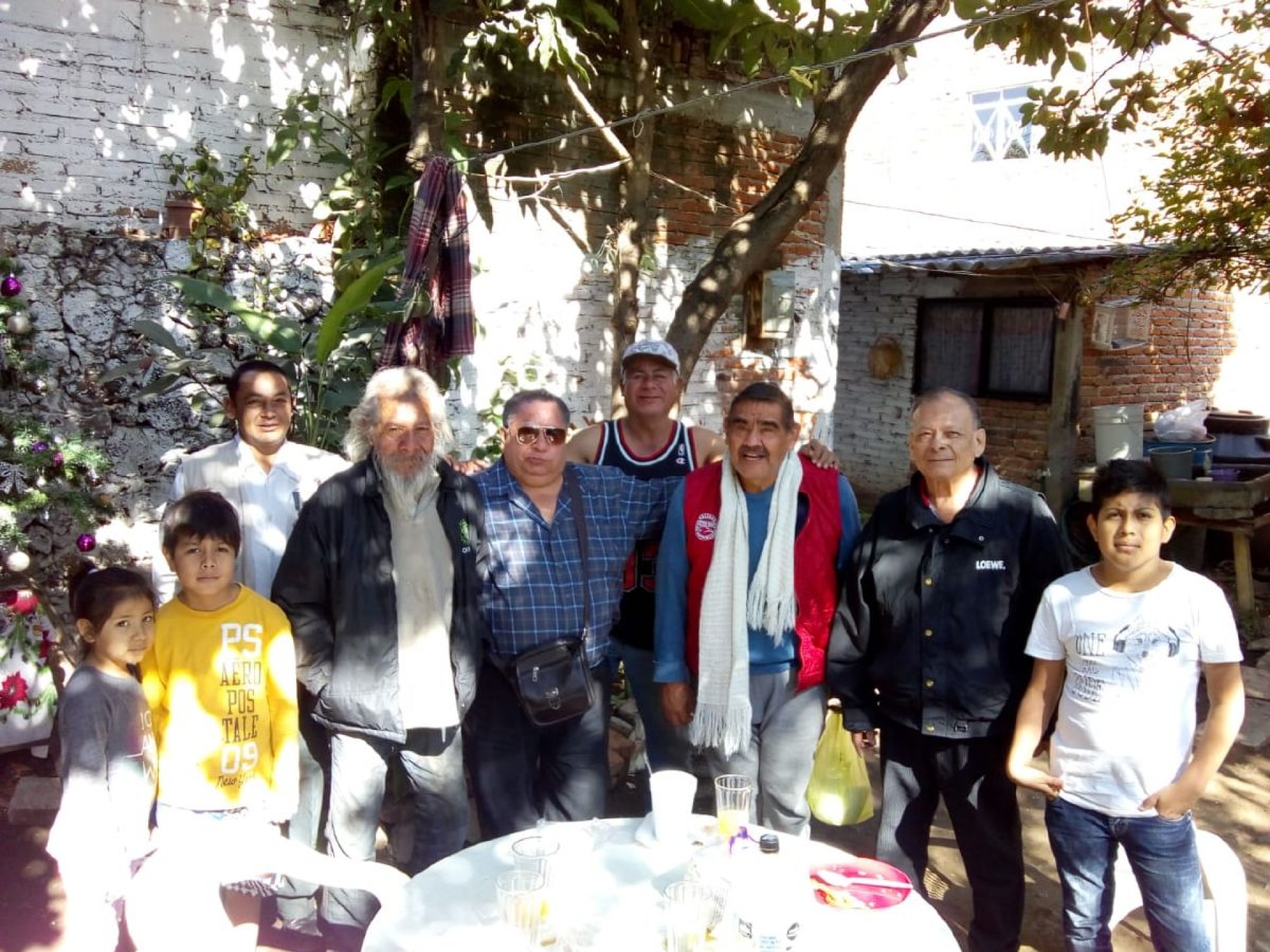 Ex luchadores y comisionado de la lucha libre visitan a Glamoroso Froylán