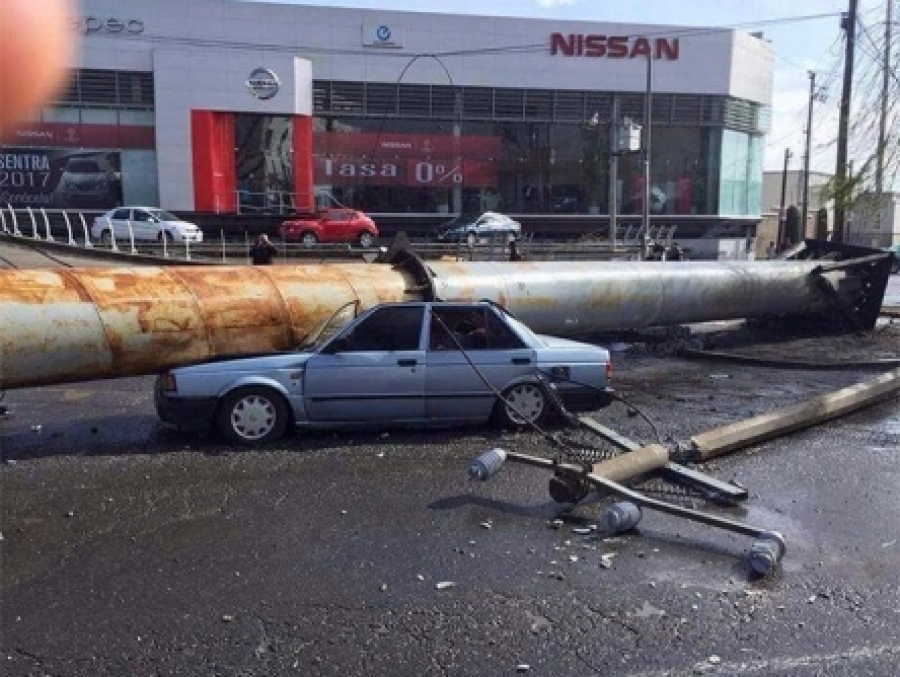 Cae espectacular sobre autos en Metepec; hay 5 lesionados