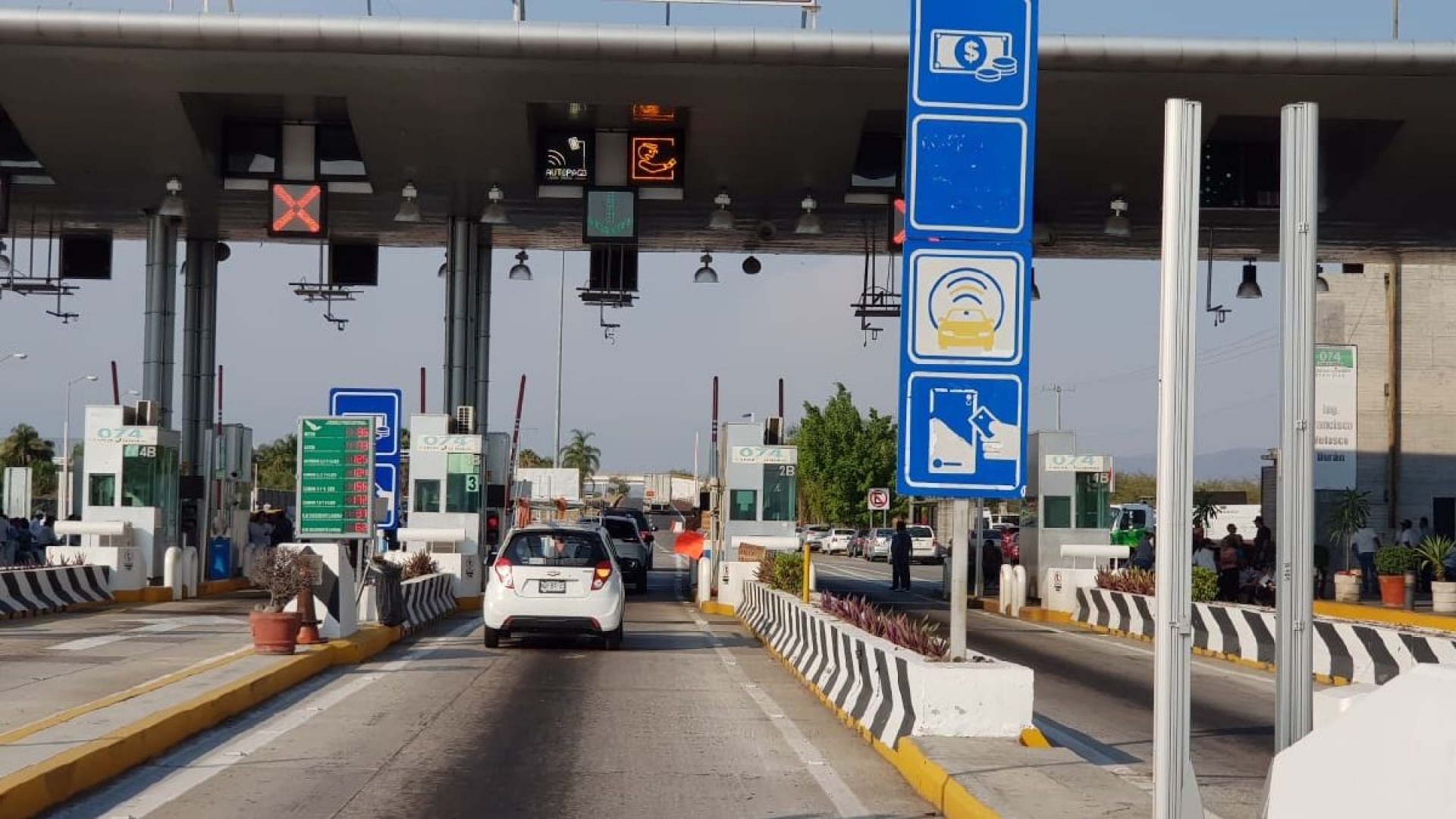 Profesores liberan la caseta de Puente de Ixtla