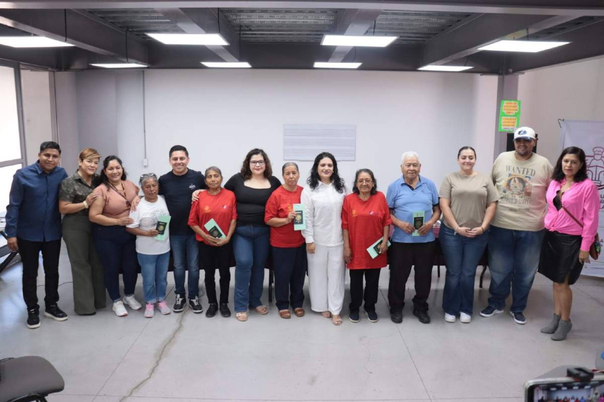 Entregan visas a adultos mayores en Jojutla