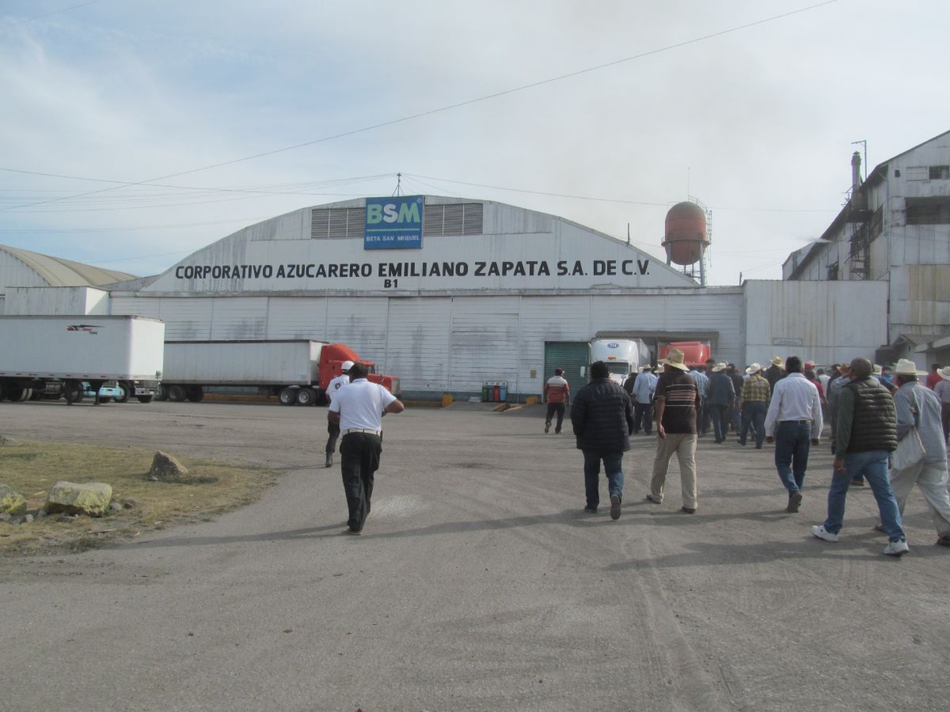 Organizaciones cañeras toman bodega del IEZ; gerencia advierte que podrían parar la zafra
