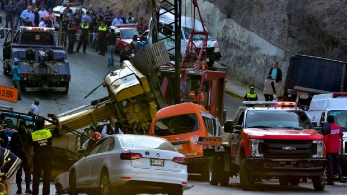 VIDEO: Captan momento en que excavadora cae sobre autos en Interlomas