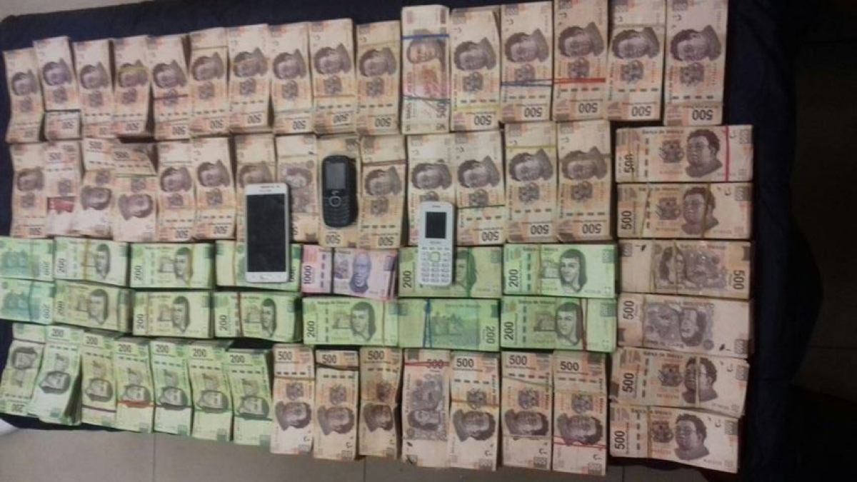 Transportaban 2.6 millones de pesos en un auto