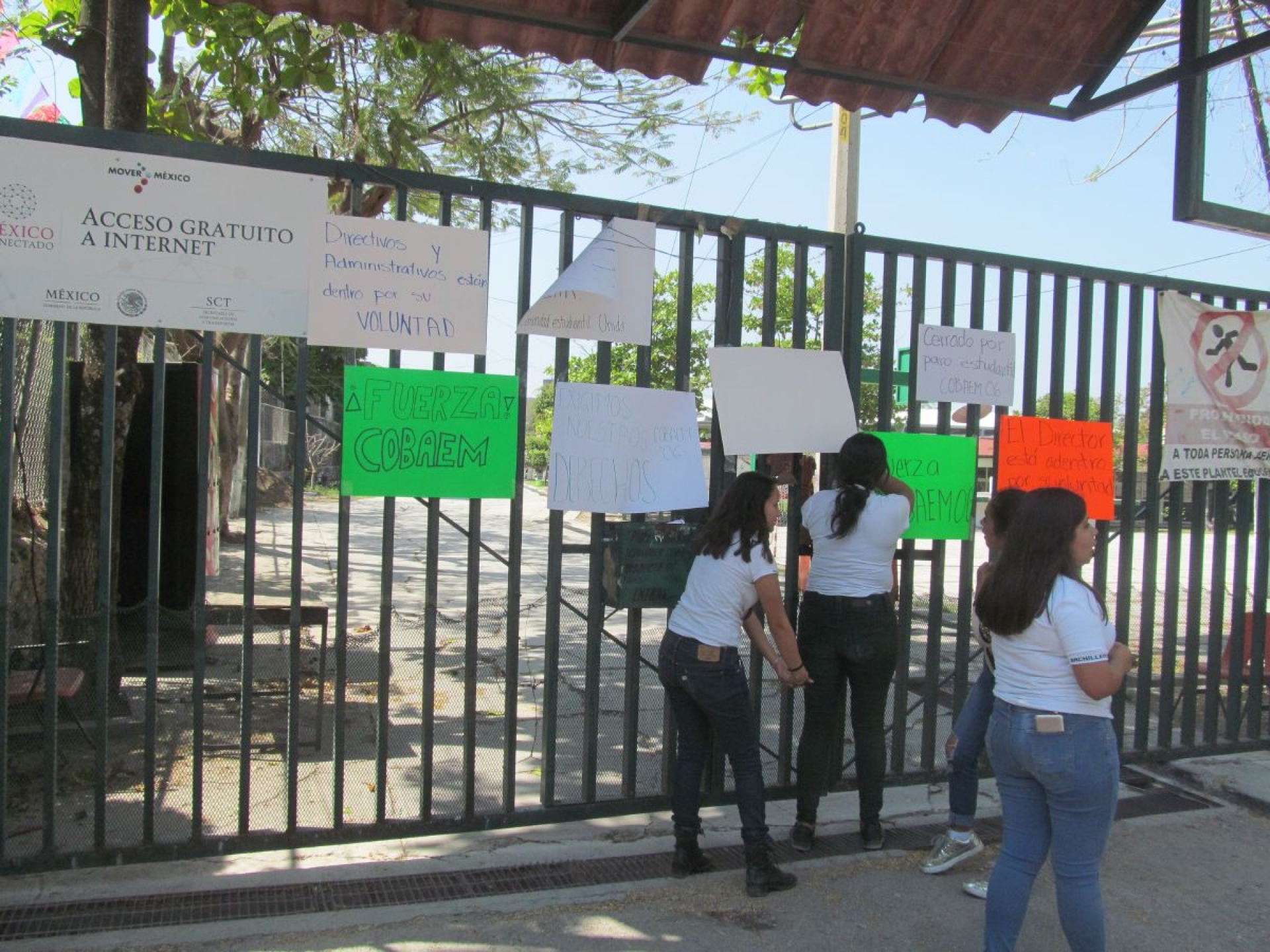 Estudiantes toman el Cobaem 06 de Tlaltizapán
