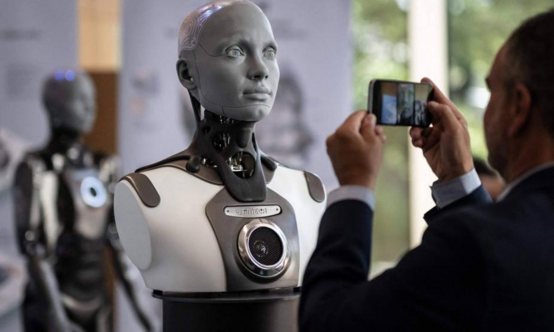 Debut estelar: Presentan 'Ameca', robot que desafía los límites humanos