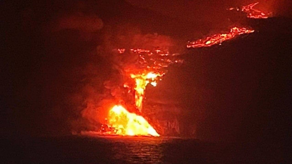 Lava del volcán "Cumbre Vieja" llega al mar; declaran zona catastrófica