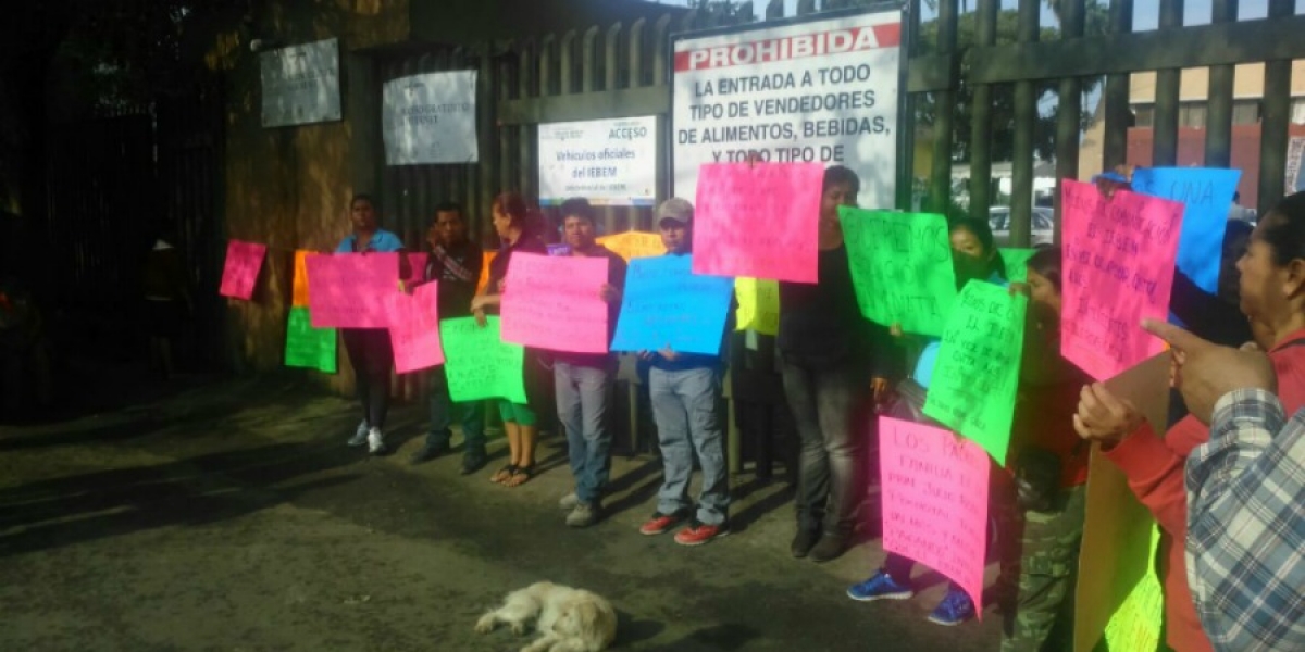 Padres de familia de escuela ubicada en Jiutepec se manifiestan en el IEBEM