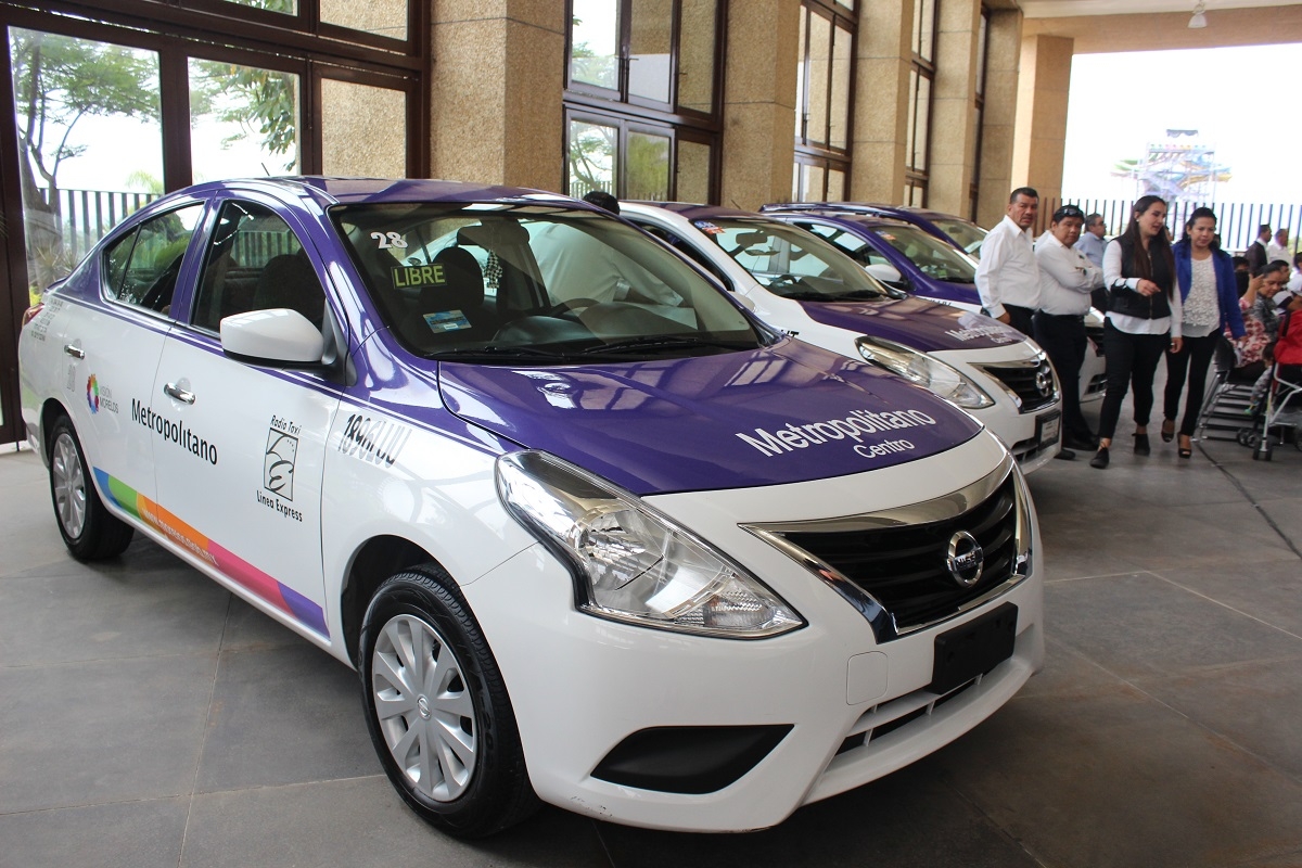 Entregan primeras concesiones a taxis regularizados