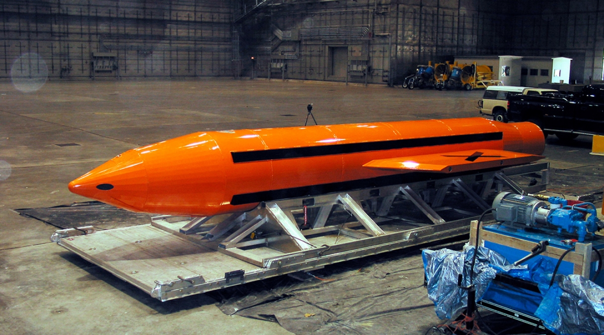 Así es una GBU-43, la “madre de todas las bombas” que EE. UU. lanzó sobre Afganistán