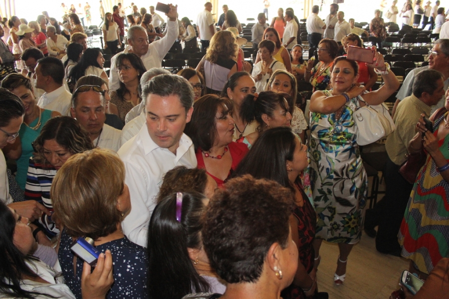 Rechifla al secretario de Educación en su visita a Morelos