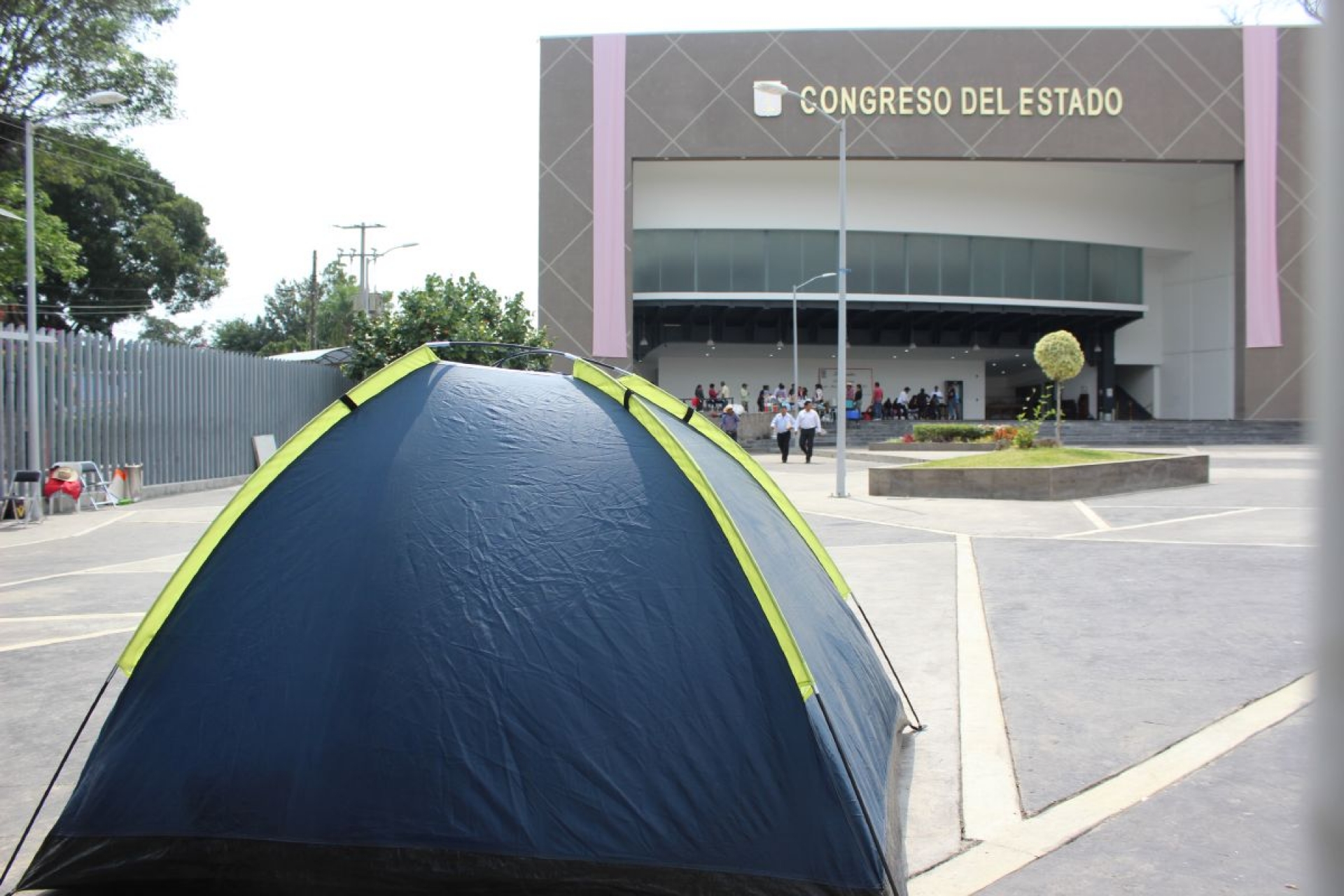 Aún sin solución el plantón en el Congreso