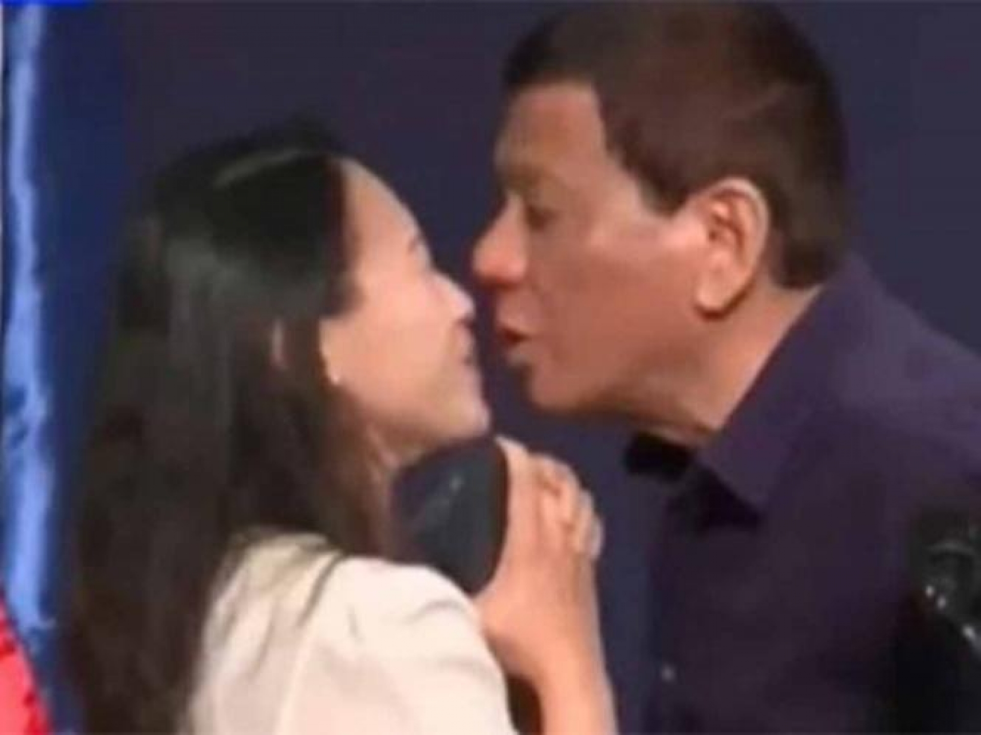 ¡Polémica! Presidente de Filipinas obliga a mujer a que lo bese en la boca