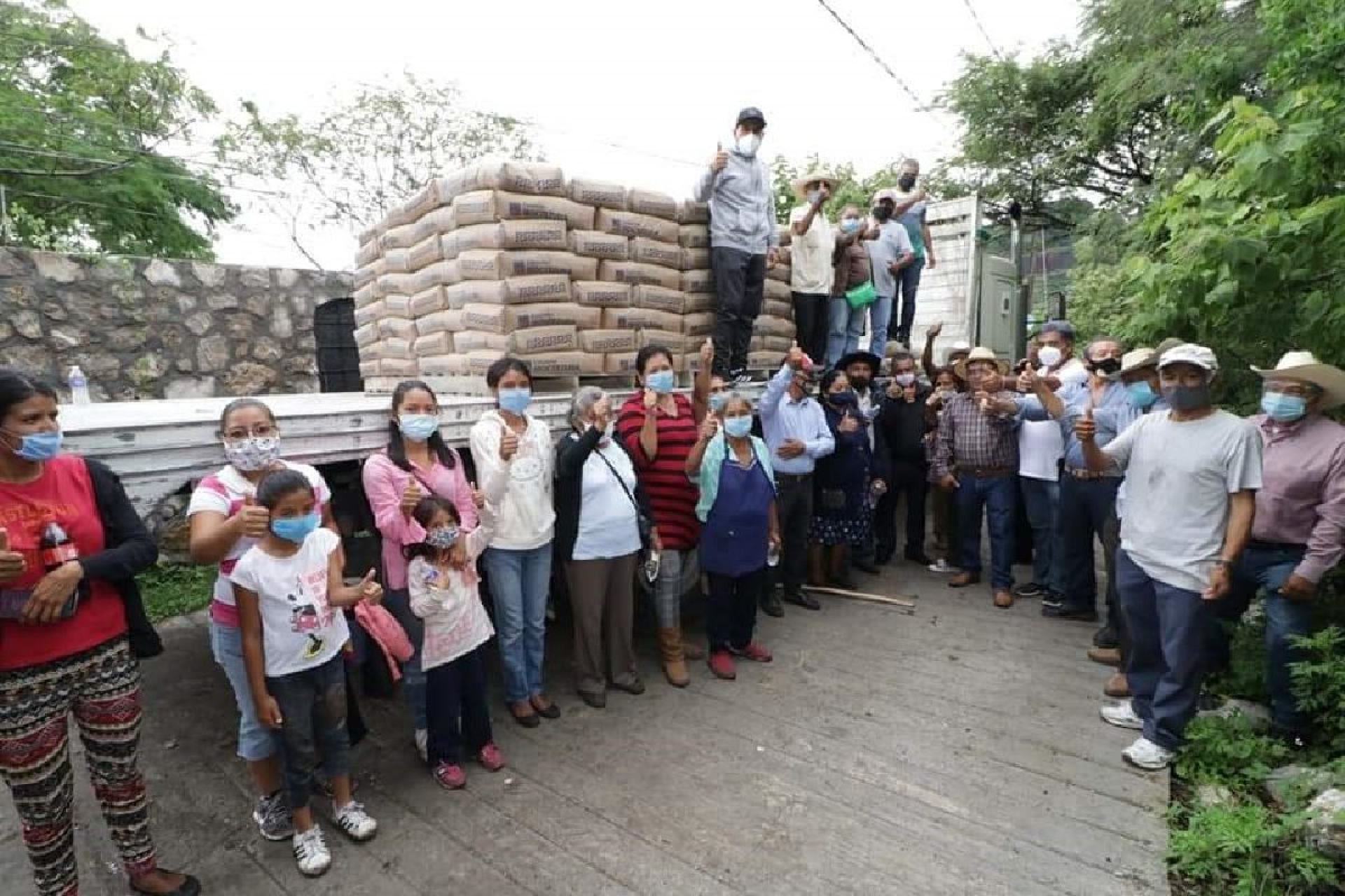 Entrega alcalde de Yautepec 30 toneladas de cemento