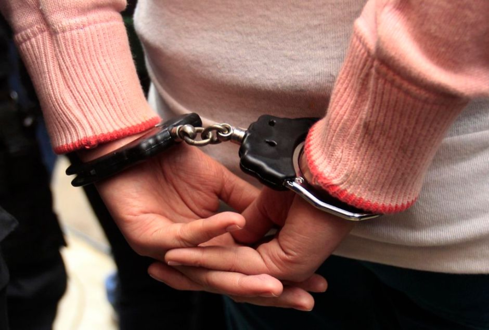A proceso, mujer acusada de golpear a una policía